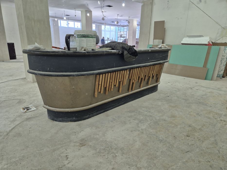 Bar cu blaturi din marmura