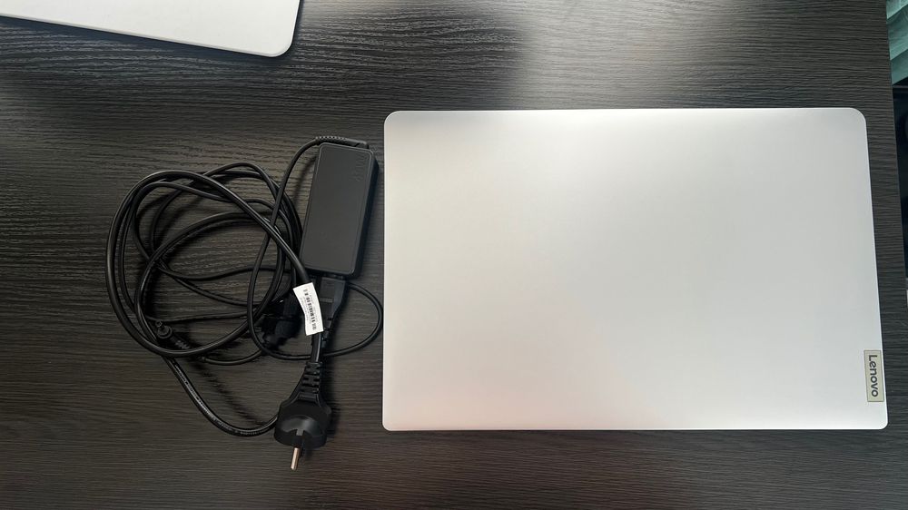 Laptop Lenovo 15.6" – Ca Nou / Impecabil (Școală, Office, Filme)