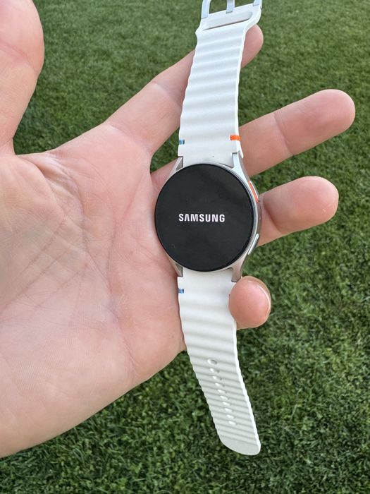 Samsung Galaxy Watch7 41mm model SM-L300 ORIGINAL folosit cateva saptamani impecabil ca NOU culoare albe - include cablu de incarcare