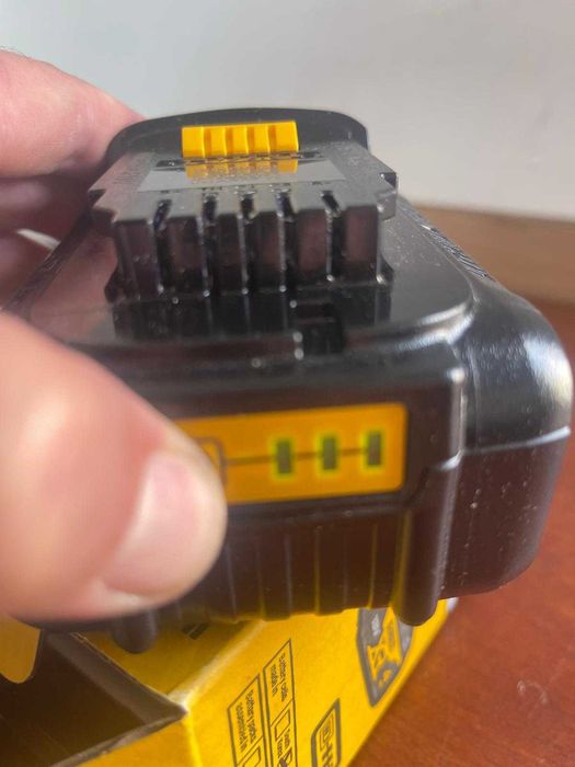 Acumulator DeWalt DCB182 de 18V 4,0 Ah XR Li-Ion (compatibilă cu toate uneltele fără fir DeWalt din seria XR de 18,0 volți )
