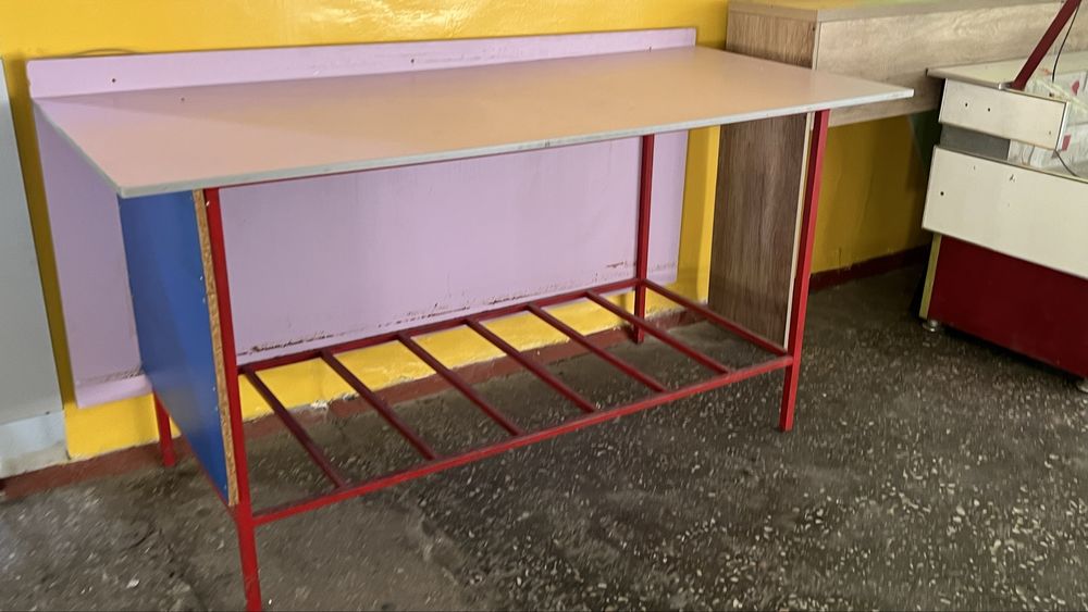 Стол большой можно для раздачи в столовой