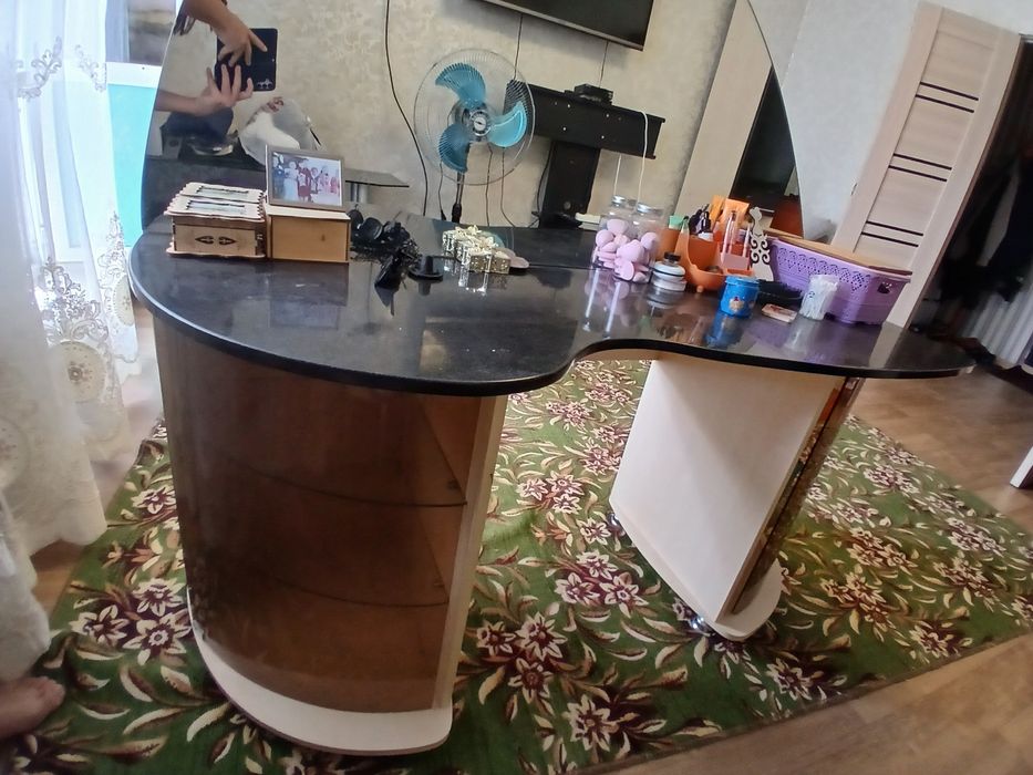 Продам столик с зеркалом