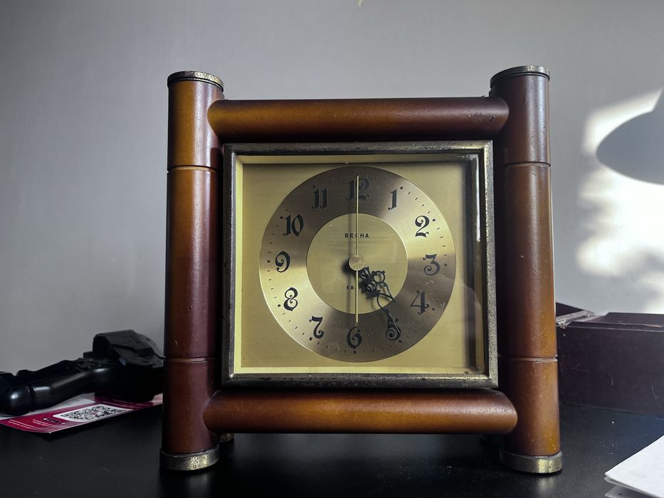 Винтажные настольные часы «Весна» (СССР), дерево/кварц