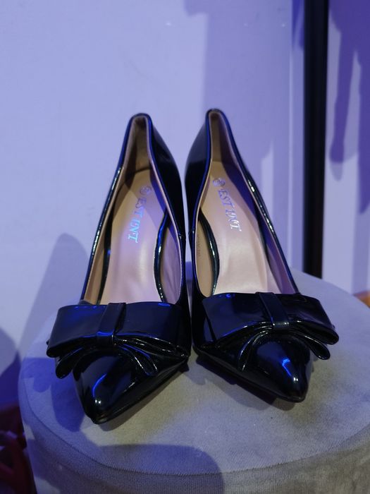 Pantofi lăcuiți cu toc