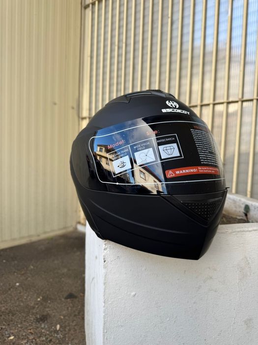 Casca flip-up cu viziera neagra si ochelari de soare negru