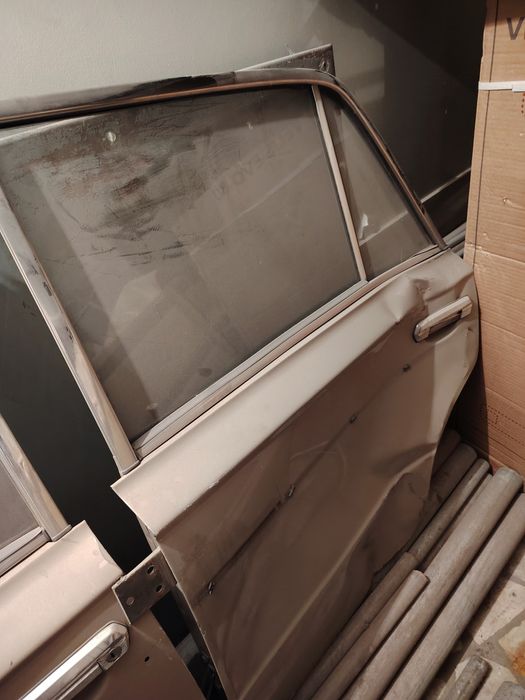 Продам автосиденья на ваз 2106, руль, двери, пластик в багажник106