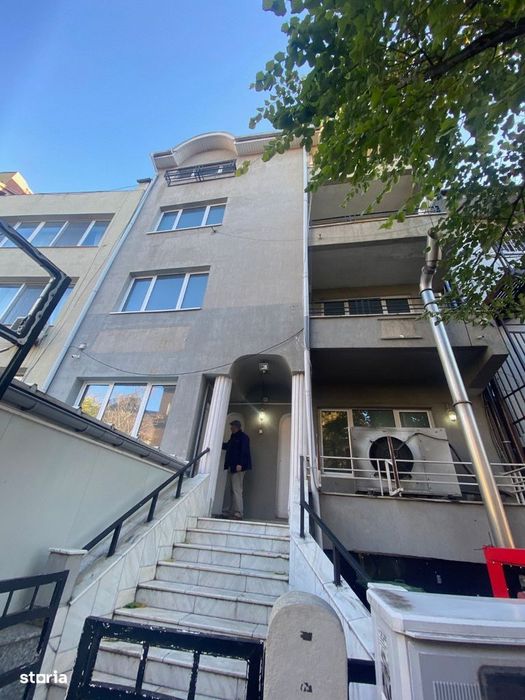 Vă propunem spre inchiriere clădire de birouri situată în zona Cotroce