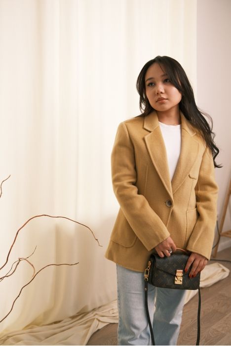 Желтый приталенный пиджак