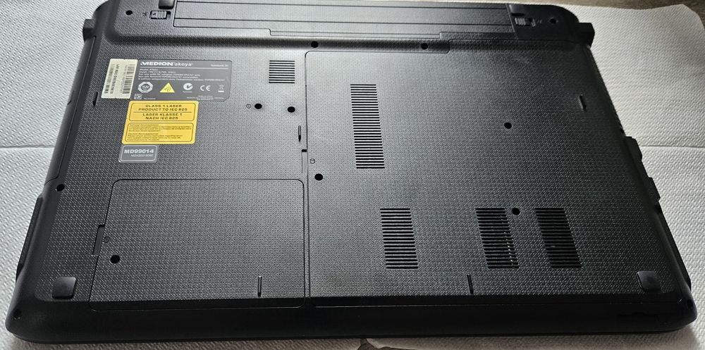 Продавам лаптоп MEDION Akoya P7631, напълно работещ,доста запазен