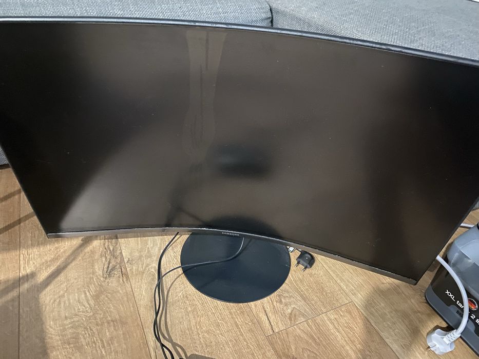 Экран Samsung 28 дюймов