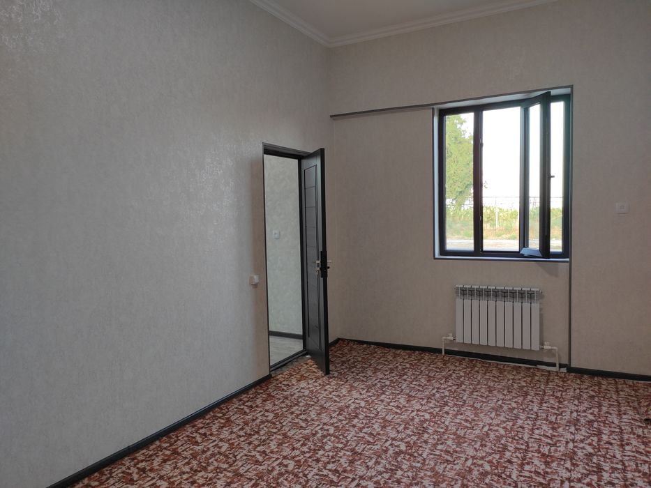 Квартира 3 хона. Янги курилган, катта йул юзига.