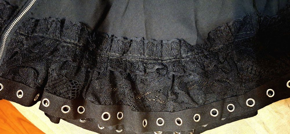 Ефектна готик пола с кожени връзки