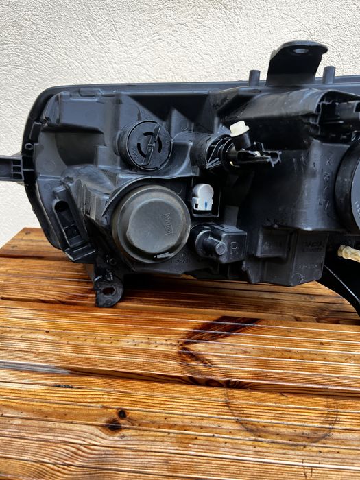 Vand far logan 2017 original fara defecte sau urechi rupte