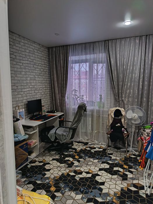 Продам квартиру 4 ех комнатную