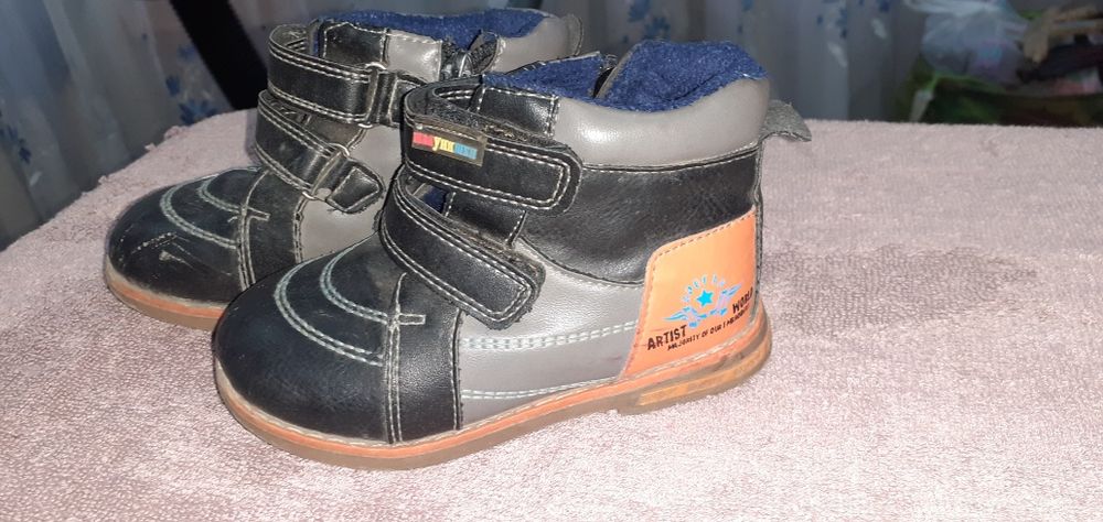 Продам осенние ботиночки для мальчика