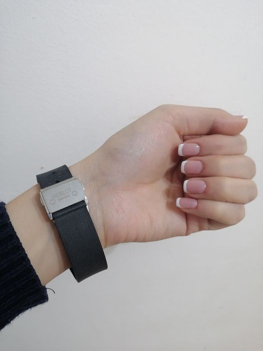 Ayollar uchun Kumush soat