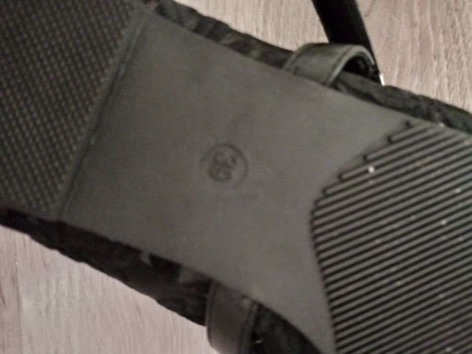 Дамски черни дантелени обувки и мокасини на ток