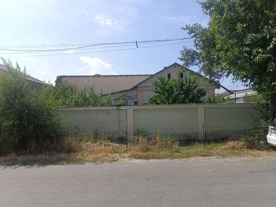 Земельный участок с домом под строительство