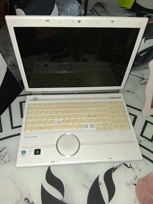 Vand laptop pentru piese