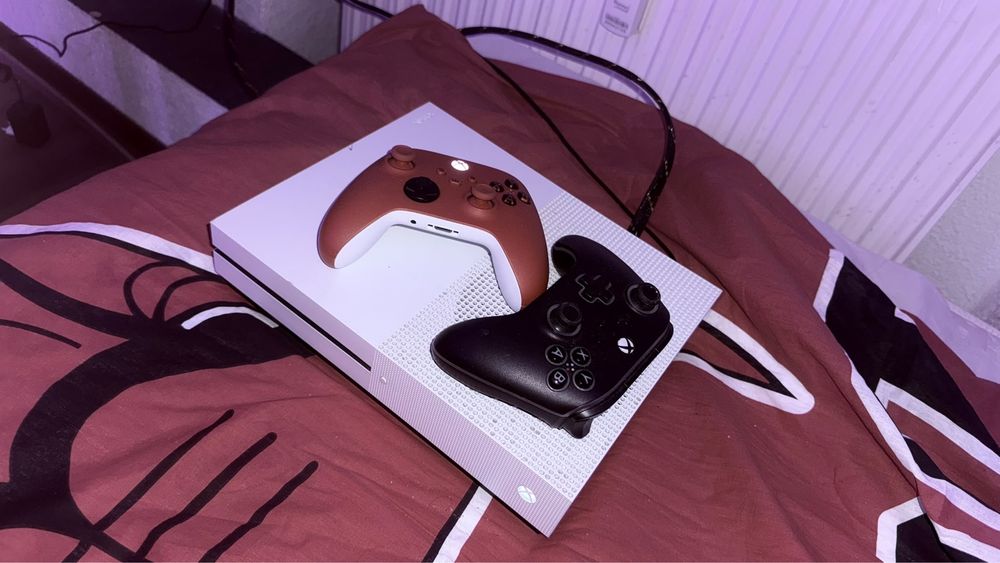 XBOX One S 1TB insotit de 2 controllere si account cu game pass