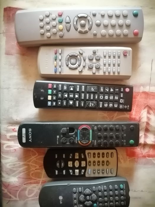 Дистанционни за телевизори и други, има и две универсални.