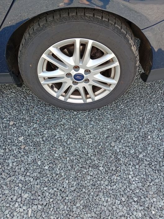 Vând Ford focus mașină de familia