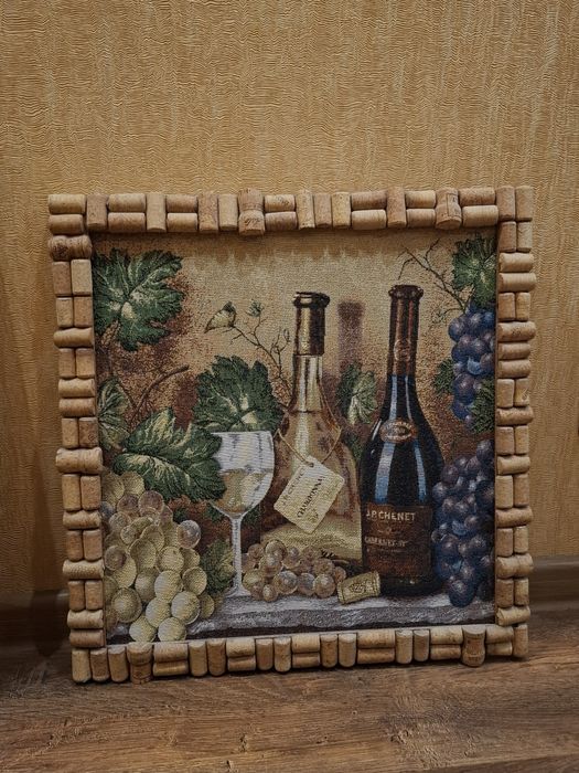Винный натюрморт в рамке из натуральных пробок — интерьерный декор