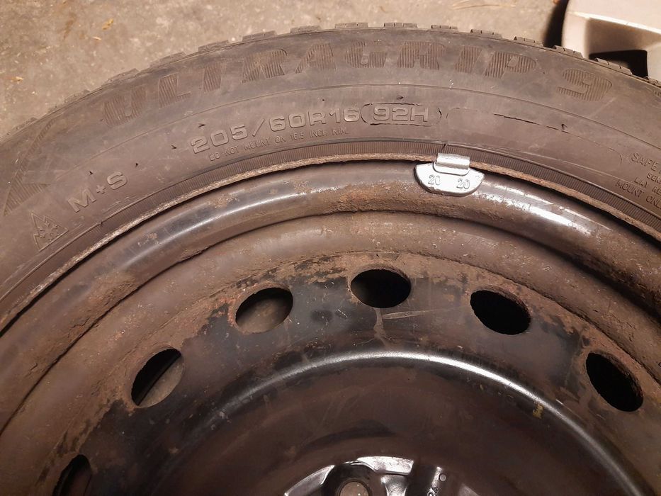 4бр. зимни гуми Goodyear 205/60 R16 със джанти за Toyota