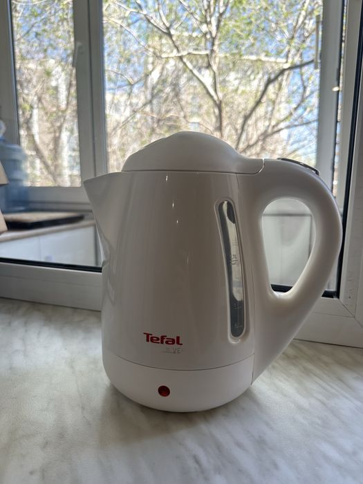 Чайник Tefal.