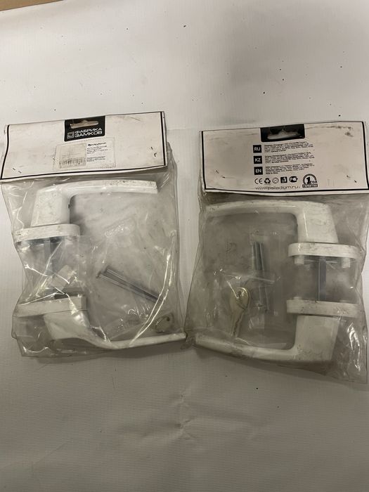 Фурнитура для балконных дверей: ручки с замком и защелки