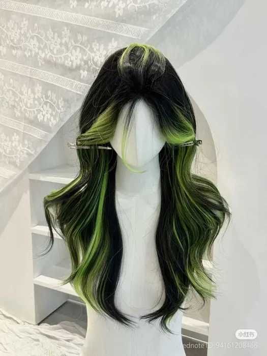 Черна чуплива перука с лимонено жълти кичури