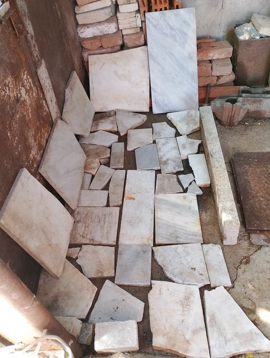 Стари инструменти - чукуве, клещи, пили,скоби, секачи, мрамор...