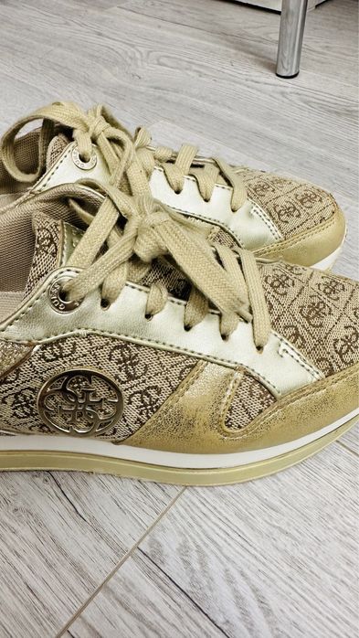 Adidași casual Guess stare buna mărimea 39