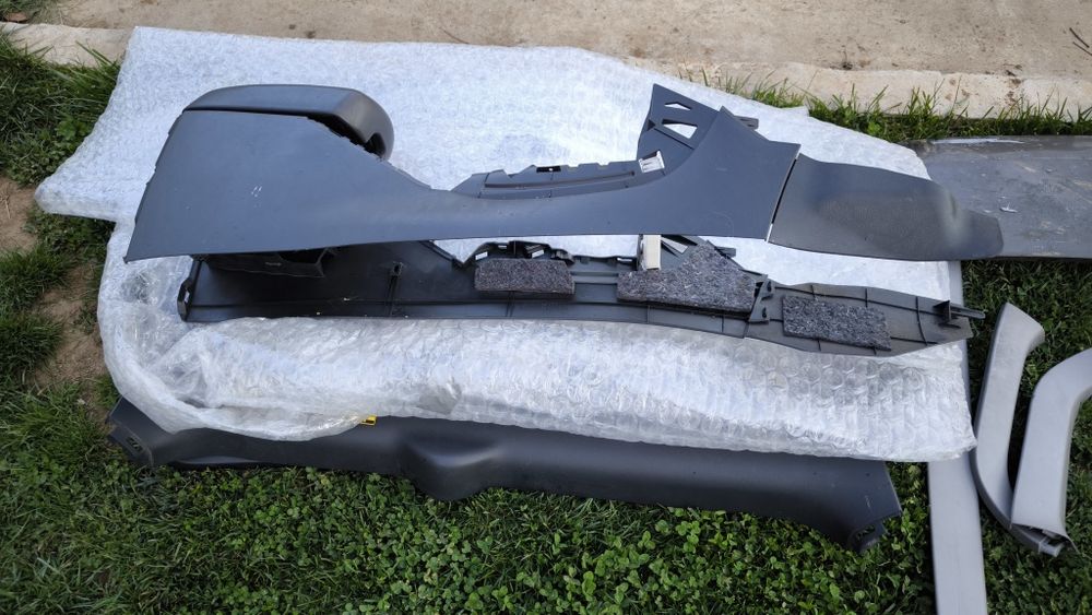 Toyota RAV4 2011 г. Кожен салон , задна лява врата и пета врата