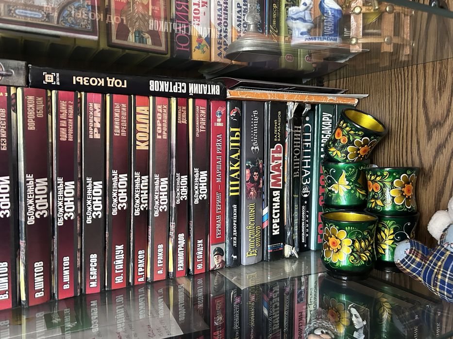 Книги большая часть, дедективы