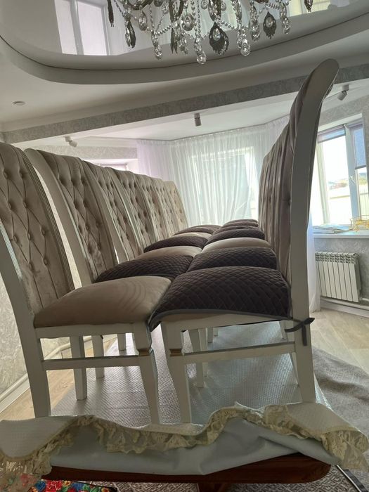 Стулья и стол в гостинную