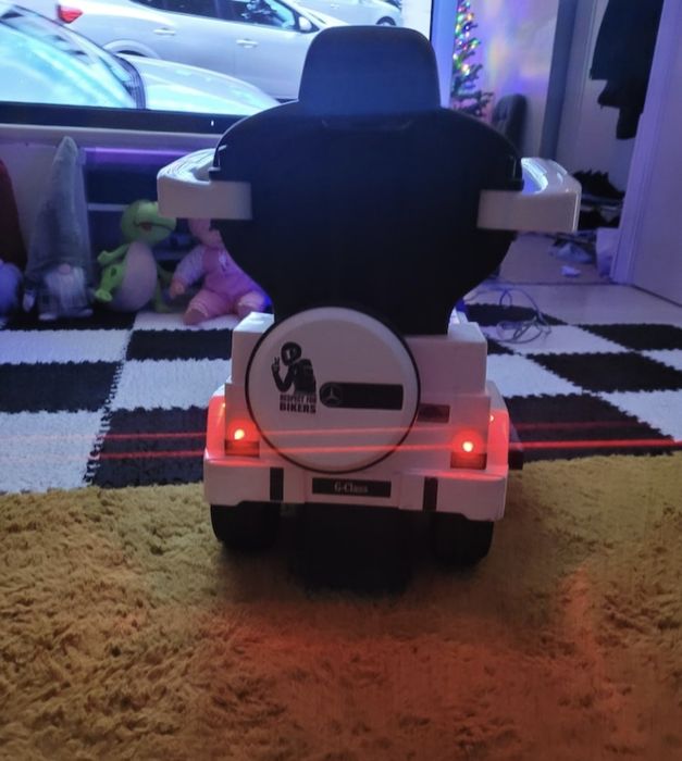 Vand mașinuța cu mâner cu sunete si lumini