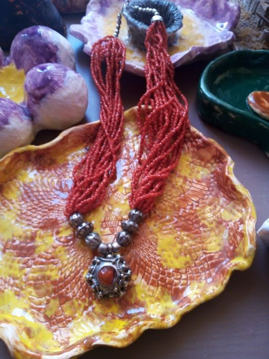 Сребърно колие с корал.