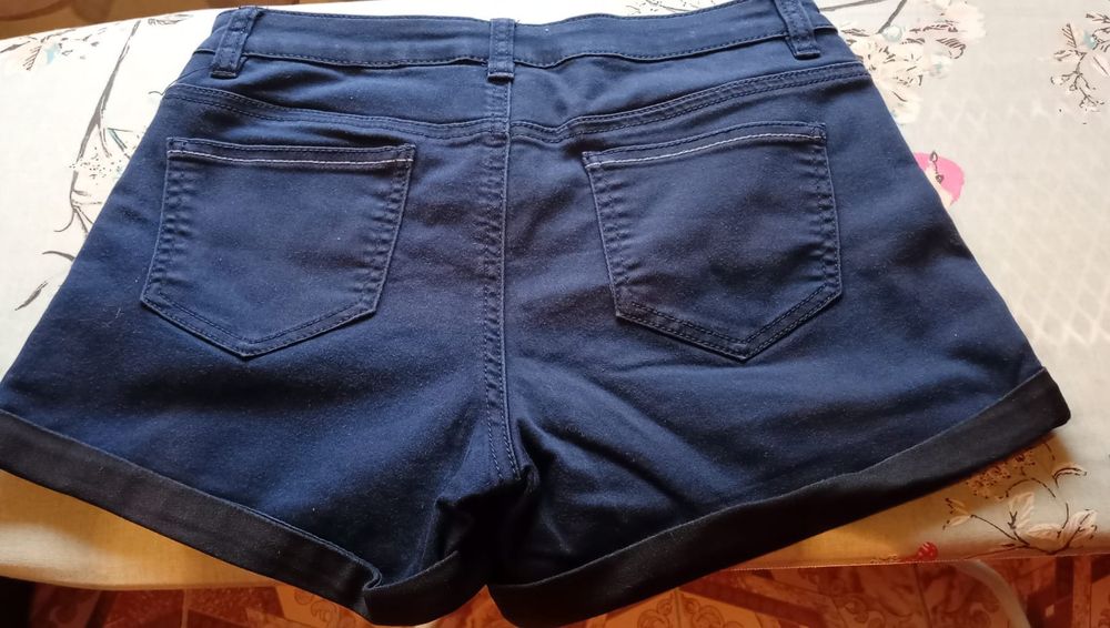 Pantaloni scurți