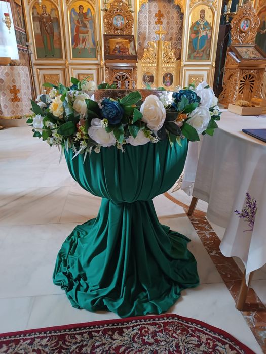 Aranjament floral pentru cristelniță