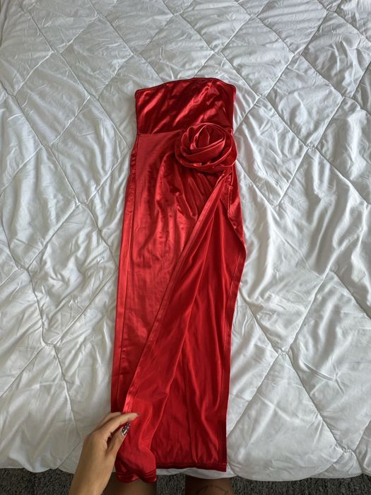 Червена дамска рокля с 3Д роза