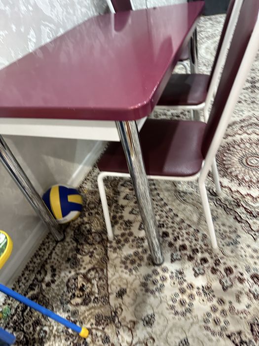 Стол со стульями