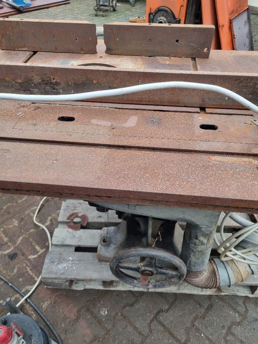 Vand circular  cu freza  de lemn   cu masa .