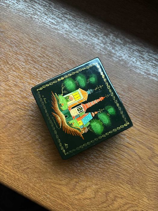 Superbă cutiuță rusească/lemn/lucrată/pictată/lăcuită manual/semnată.