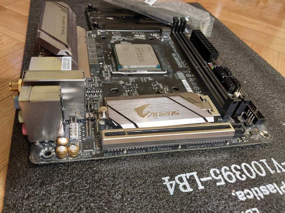 AMD Ryzen 5 5600 + Gigabyte B450i Aorus Pro Wi-Fi