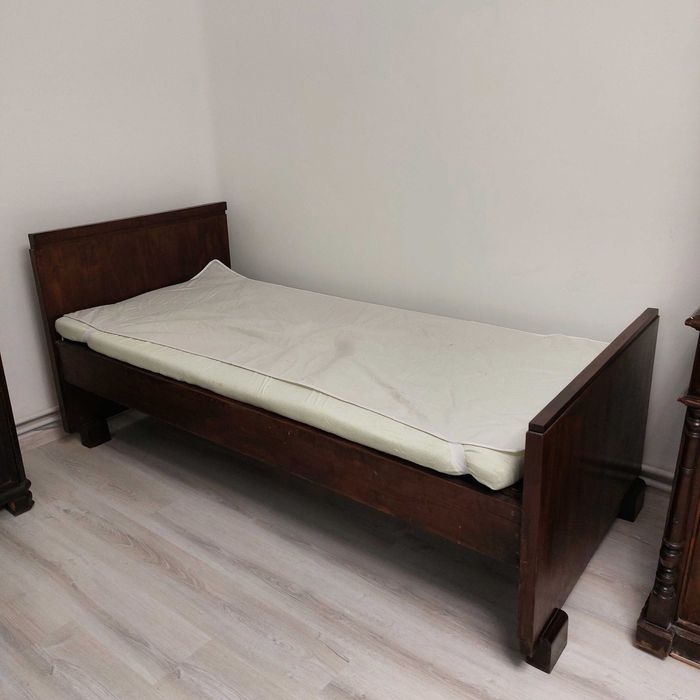 Старинни мебели от дърво ретро