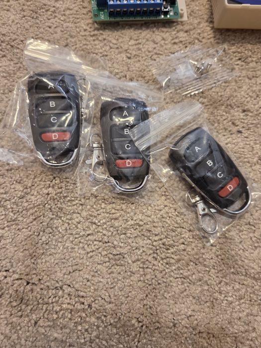 Comutator telecomandat cu releu wireless 433MHz, 4 canale, DC 12V.  Cu 3 telecomenzi.