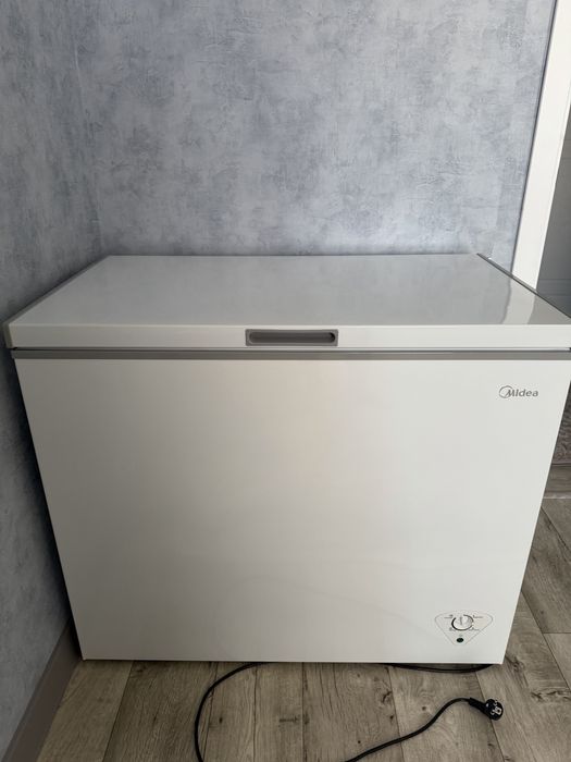 Морозильник Midea BD-240 б/у белый