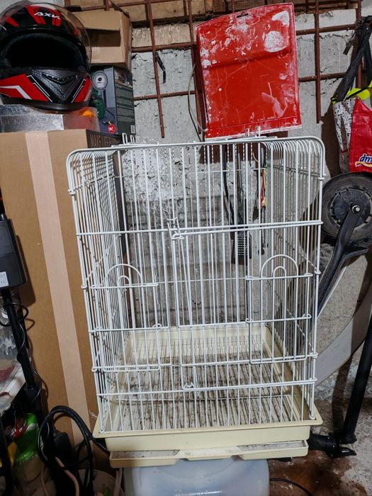 Продавам два броя клетки за птици в много добро състояние. Подходящи с