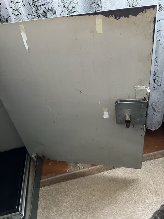 Сейф железный ( тяжёлый )